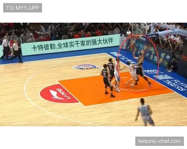 篮球比赛中进攻犯规的规则定义与现场判罚标准详解