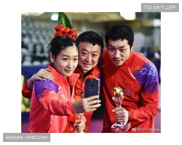 许昕这训练完直接瘫沙发啃西瓜的样子，谁还记得他是拿过奥运金牌的？